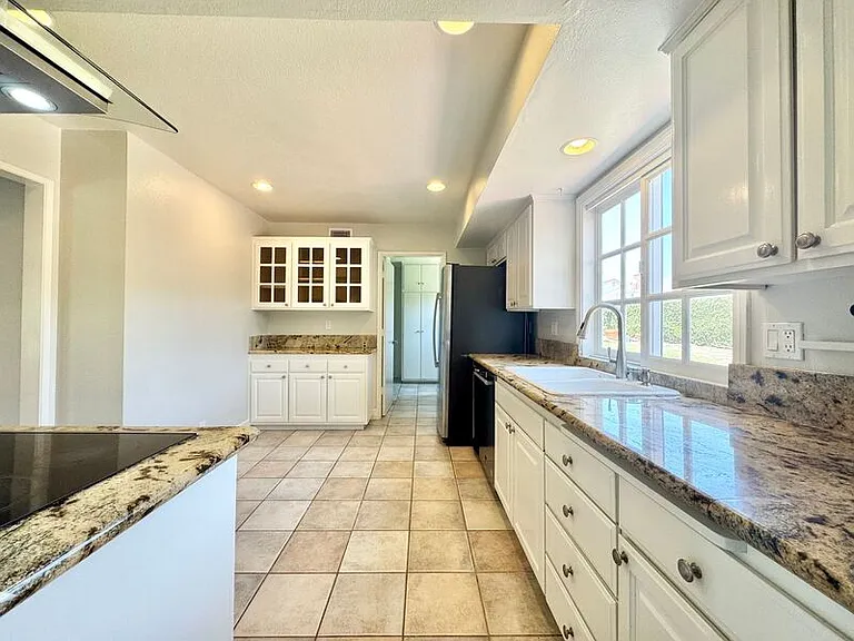 1530 Rogue St — Photo 2