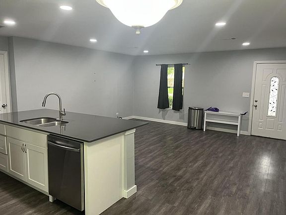 4th image of 611 N Green St