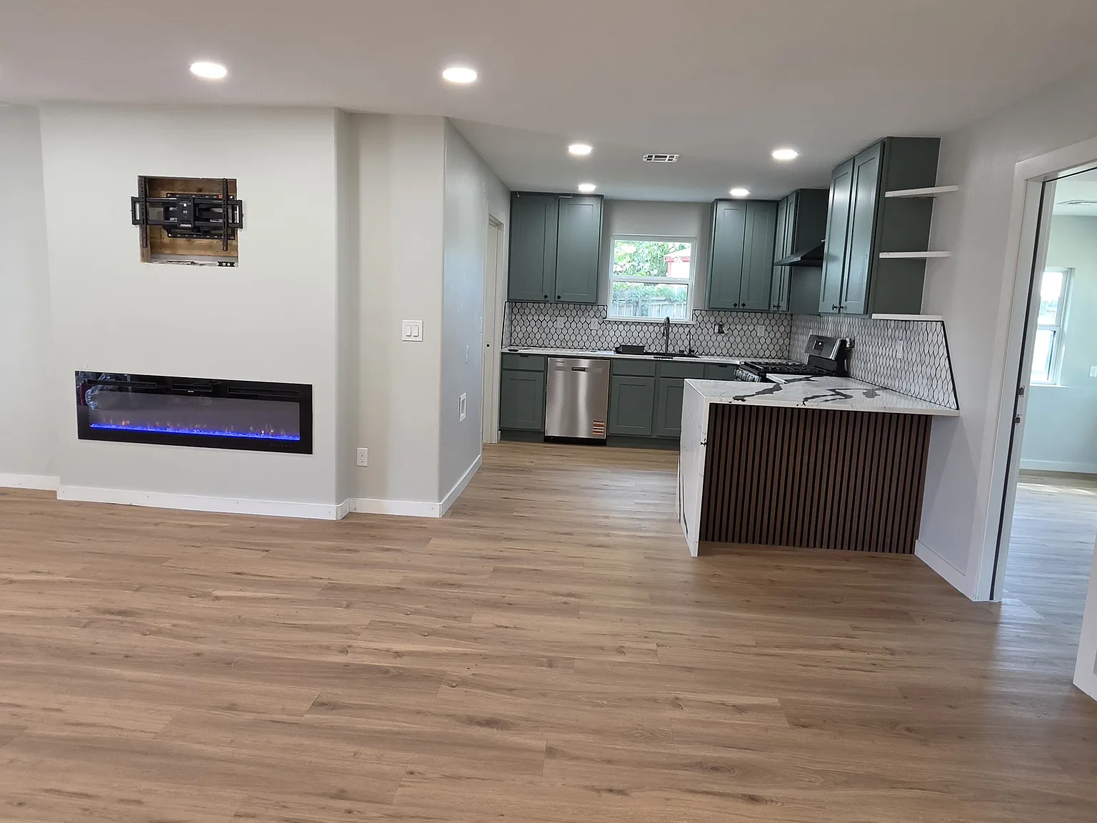 4 bed, 1500 sqft, $1,600 — Photo 3