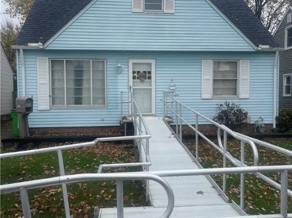 32220 Dickerson Rd, Willowick, OH 44095