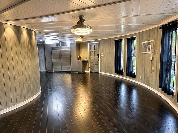 2nd image of 9939 Davenport Ave