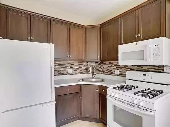 4th image of 2753 Fremont Ave S #2