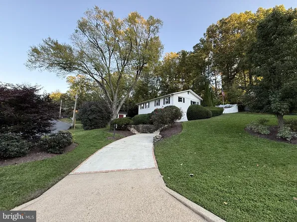 3907 Forest Grove Dr, Annandale, VA 22003