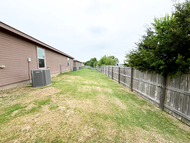 1515 Justin Loop #B — Photo 40
