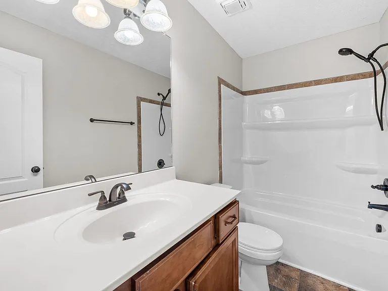 552 Falkland Cir — Photo 16