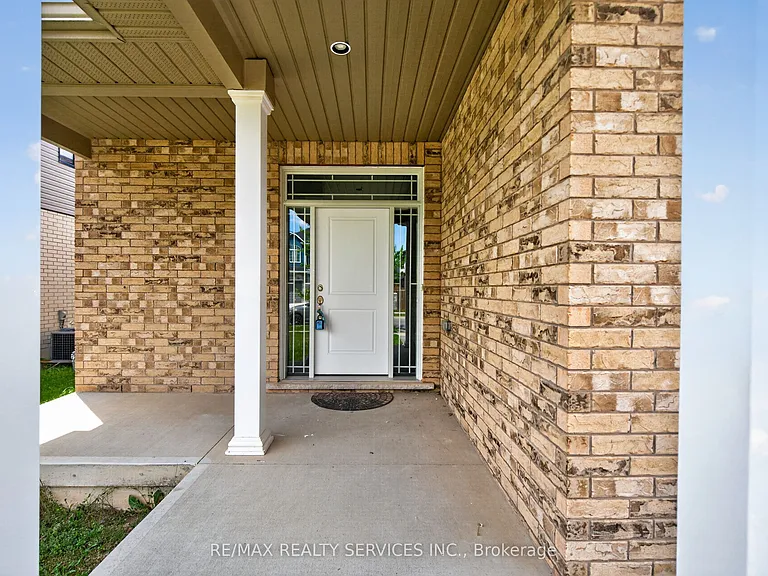 4 Bergenstein Cres — Photo 3