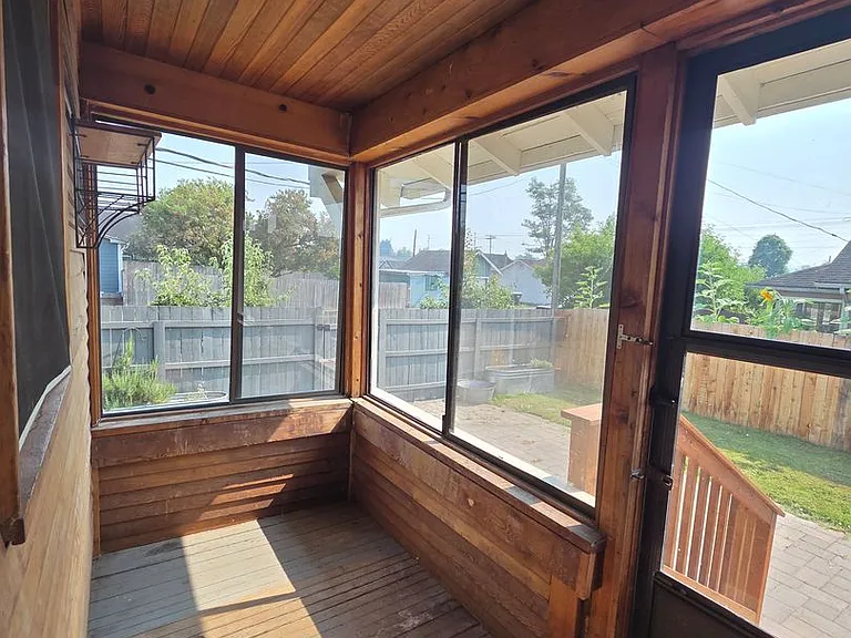 481 SW Cascade Ave — Photo 21