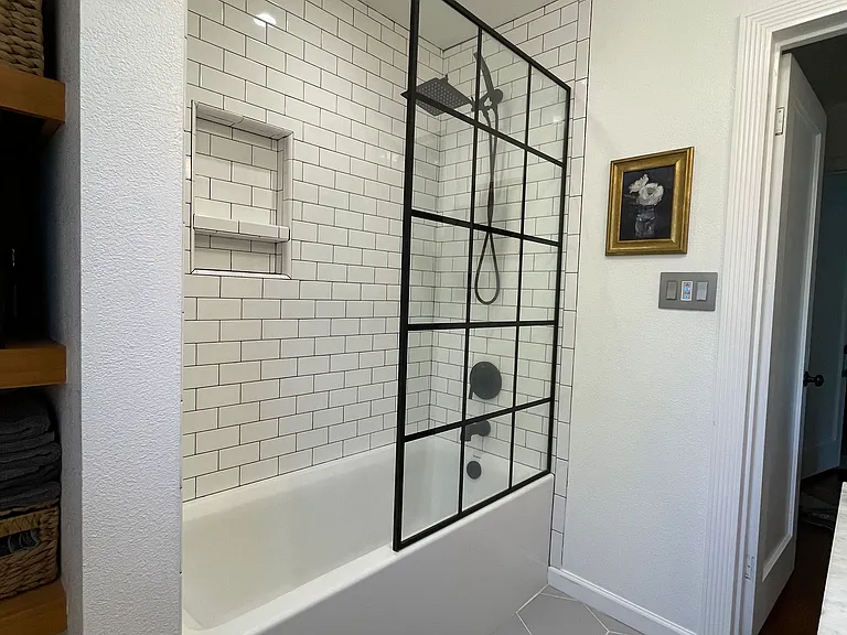 Bathroom w/ shower/tub combo
