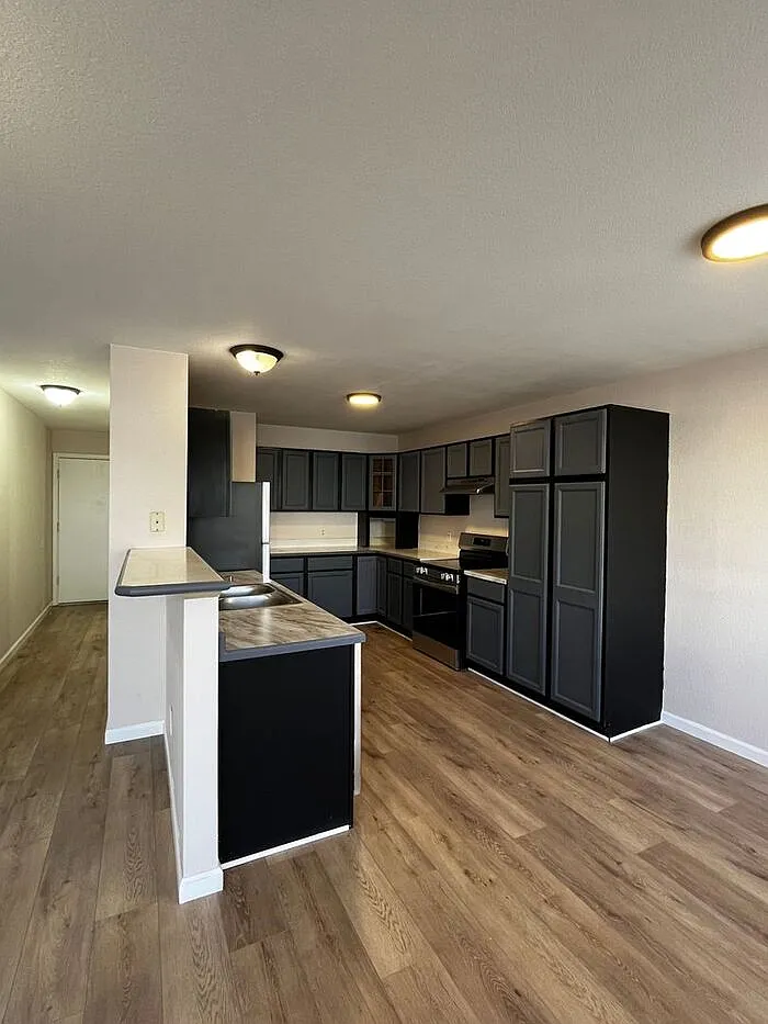 3 bed, 2.5 bath, 2023 sqft, $2,695 — Photo 4