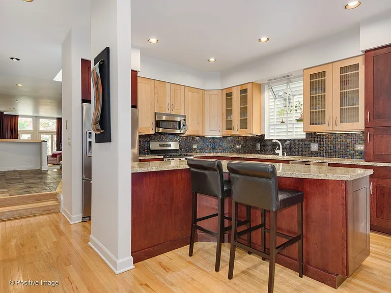 1213 W Roscoe St — Photo 9