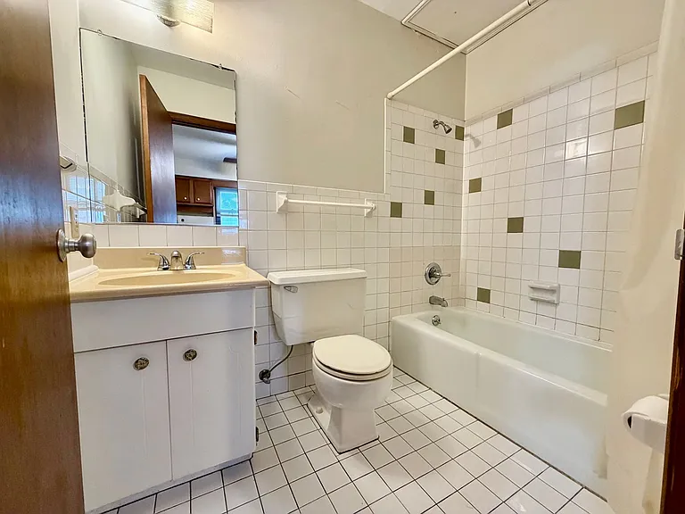 801 N. McLean — Photo 16