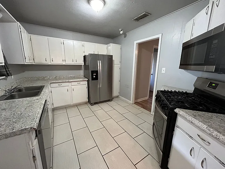 2506 Mecom Dr — Photo 2