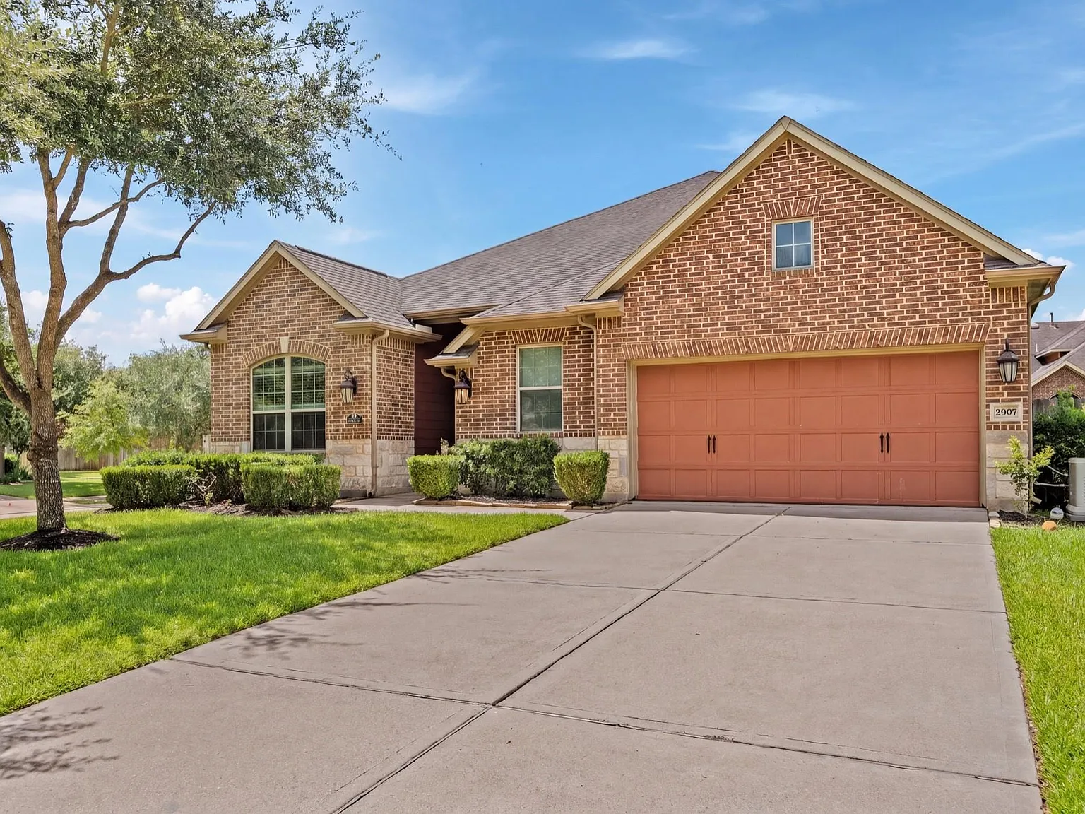 4 bed, 3.0 bath, 2600 sqft, $2,800 — Photo 2