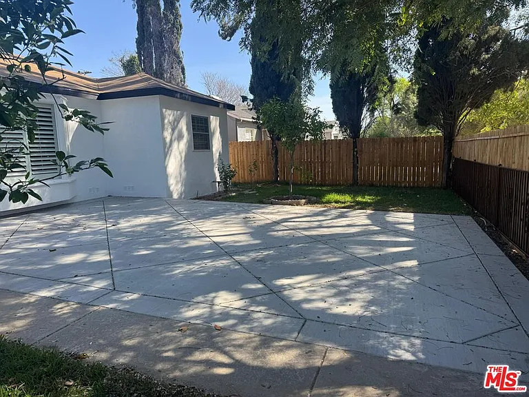 6542 Zelzah Ave — Photo 2
