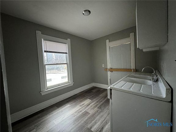 5th image of 435 E Broadway St