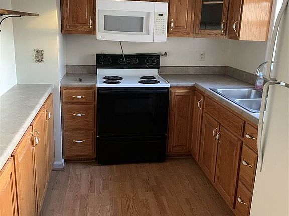 5th image of 104 Dawn St