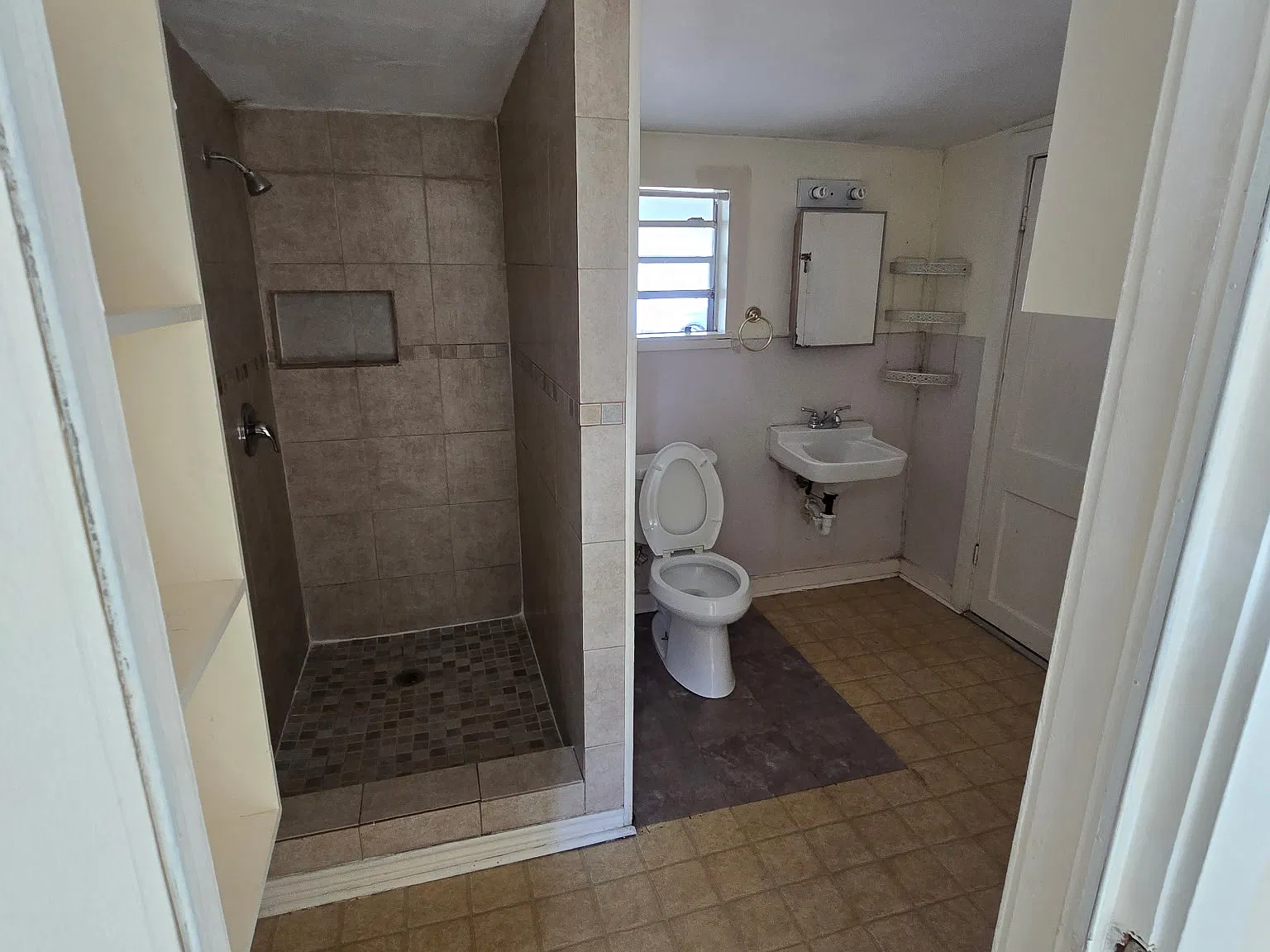 1 bed, 748 sqft, $700 — Photo 2