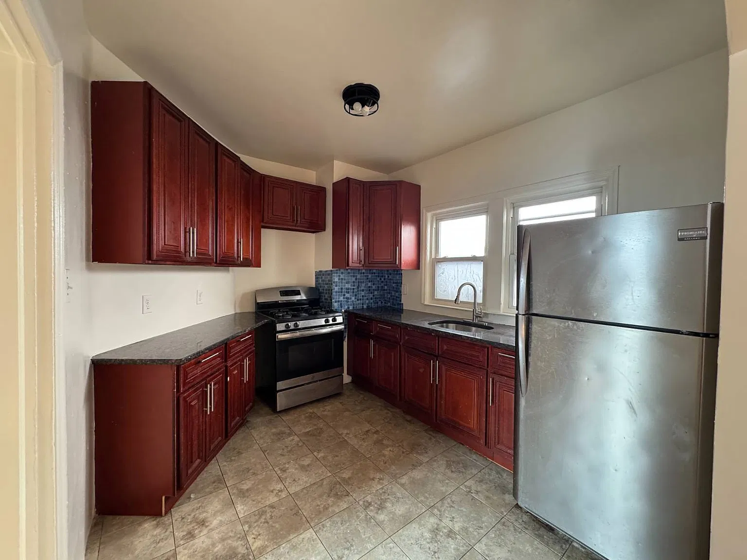 3 bed, 1.0 bath, 900 sqft, $3,000 — Photo 2