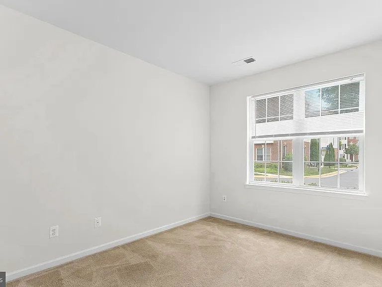 42814 Eggleston Ter — Photo 8