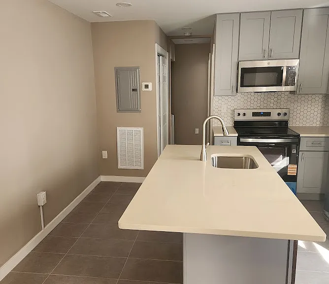 1933 E Huntingdon St #2 — Photo 1