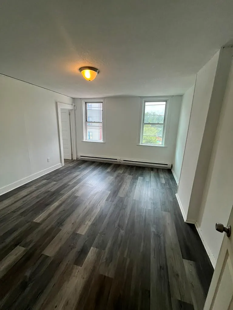 106 S Essex Ave — Photo 4