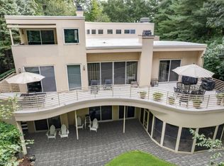 8 Roberts Dr, Mountain Lakes, NJ