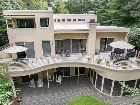 8 Roberts Dr, Mountain Lakes Boro, NJ 07046