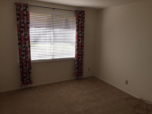 newer carpet and blinds