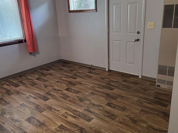 Living room, entrance, heating.
