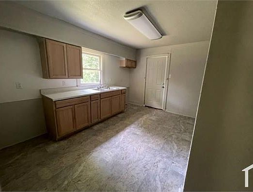 5th image of 3910 Flora Ave