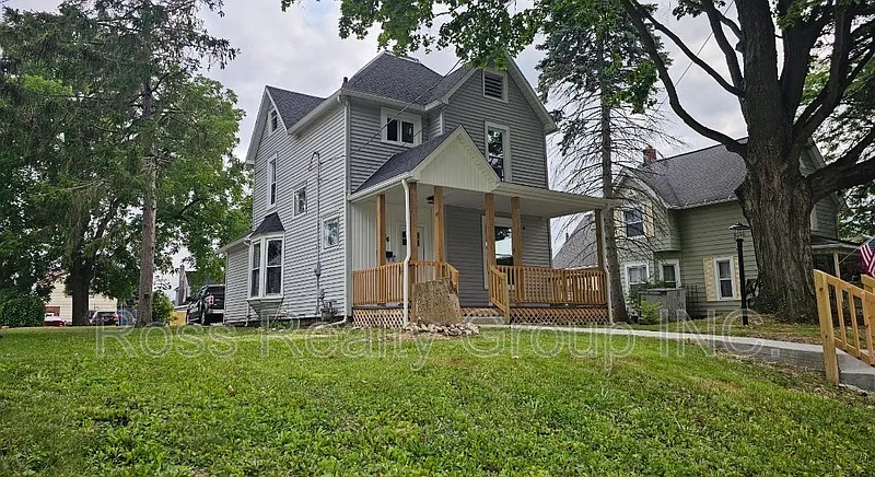 3 bed, 1.0 bath, 1226 sqft, $1,750 — Photo 3