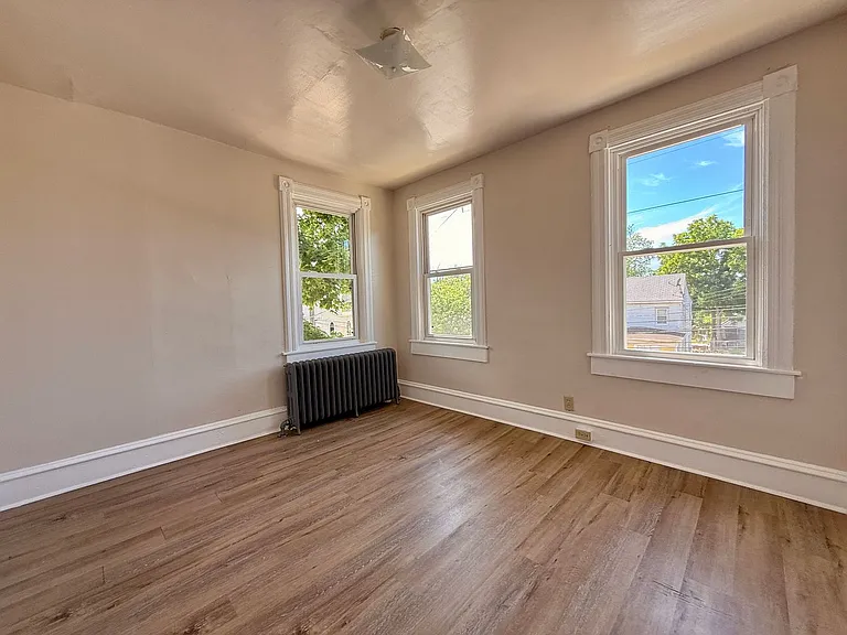 303 N Laurel St — Photo 14