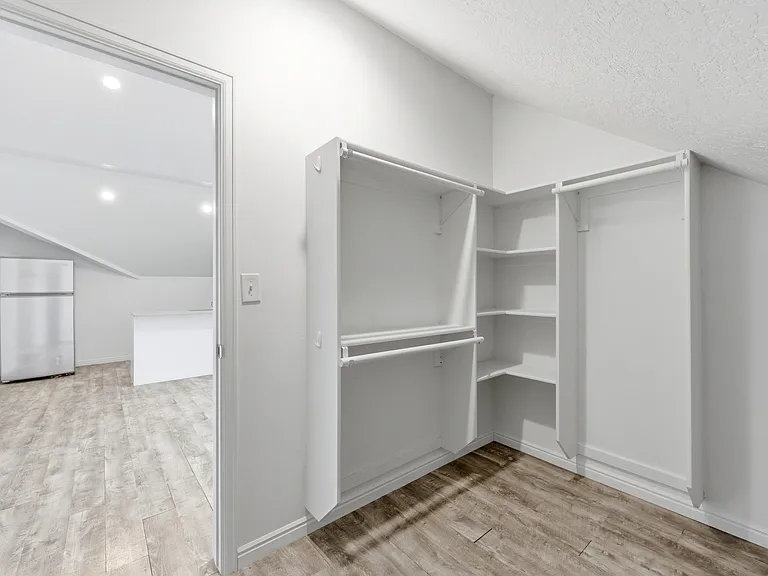 402 N Center St — Photo 6