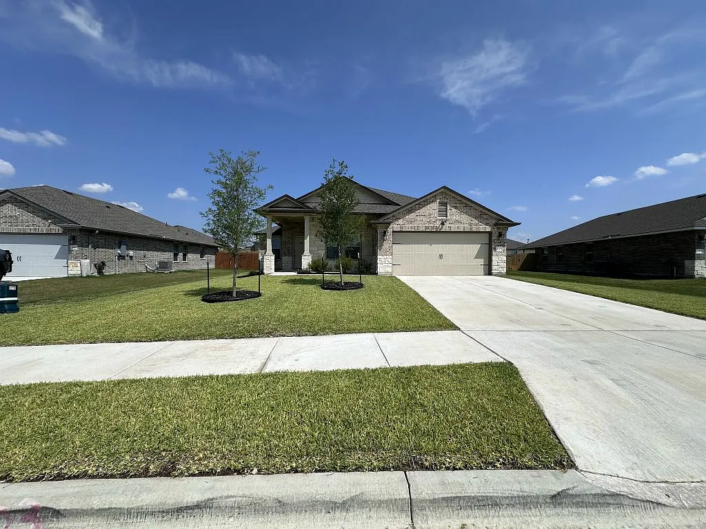 4 bed, 2024 sqft, $2,200 — Photo 1