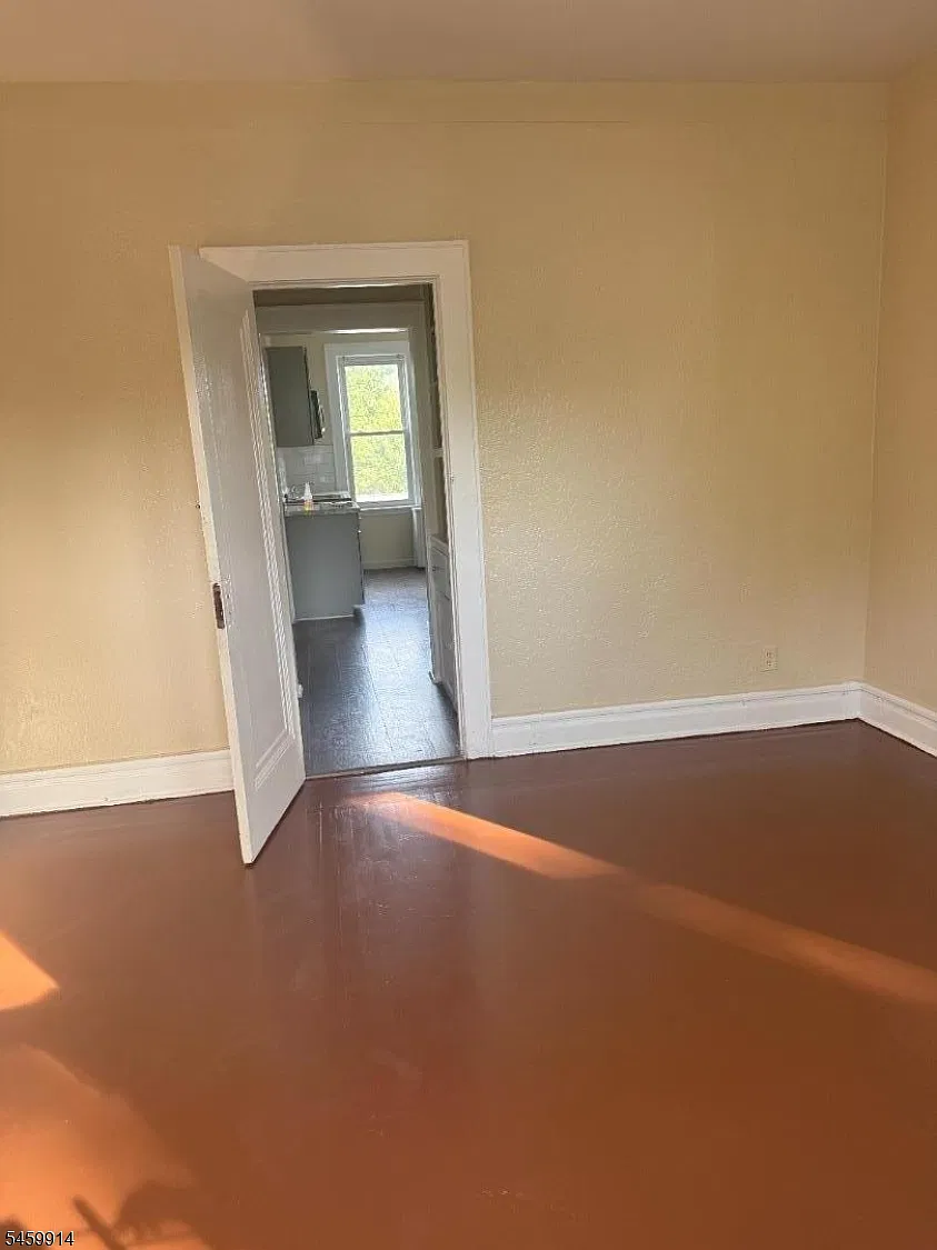 3 bed, 1.0 bath, $2,400 — Photo 2