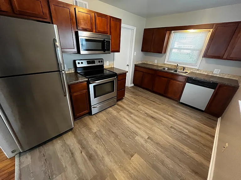 418 W Lakewood Blvd — Photo 2