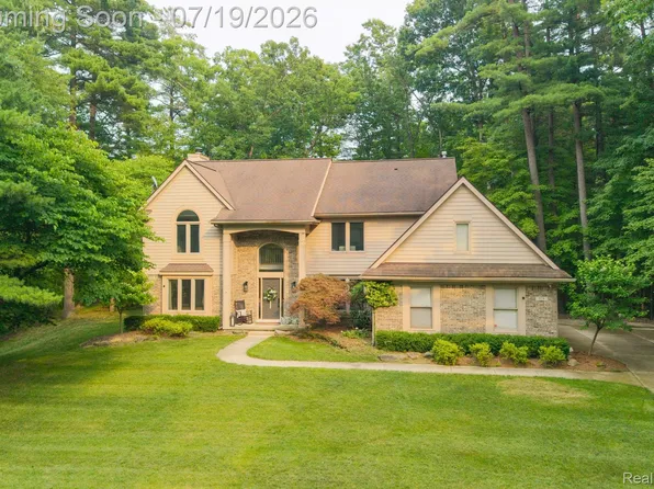 576 Indian Trl, Lake Orion, MI 48362