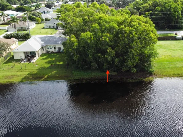 2550 SE BLACKWELL Drive, Port St Lucie, FL 34952