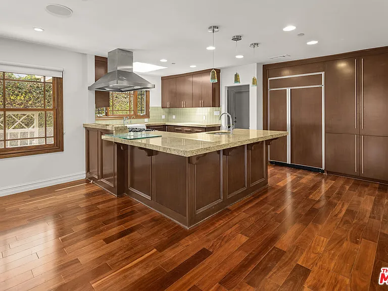 512 N Linden Dr — Photo 11