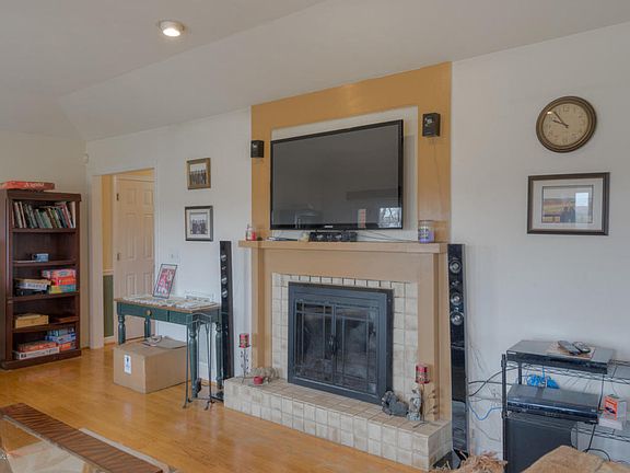 3rd image of 204 Primrose Dr