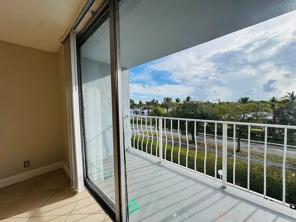 500 Executive Center Dr #4A