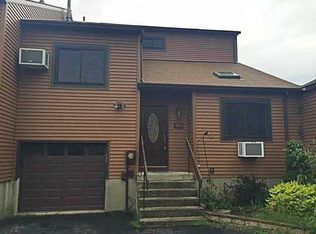 30 Walnut Ct, Fishkill, NY 12524