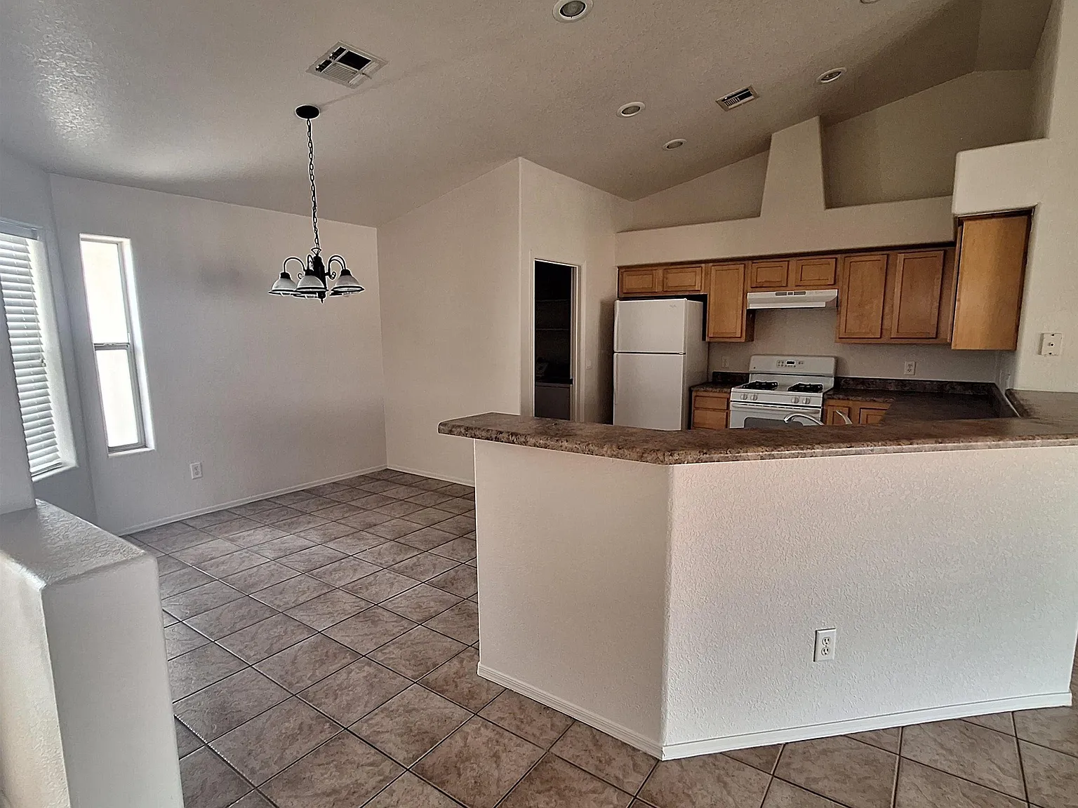 3 bed, 2.0 bath, 1460 sqft, $1,600 — Photo 4