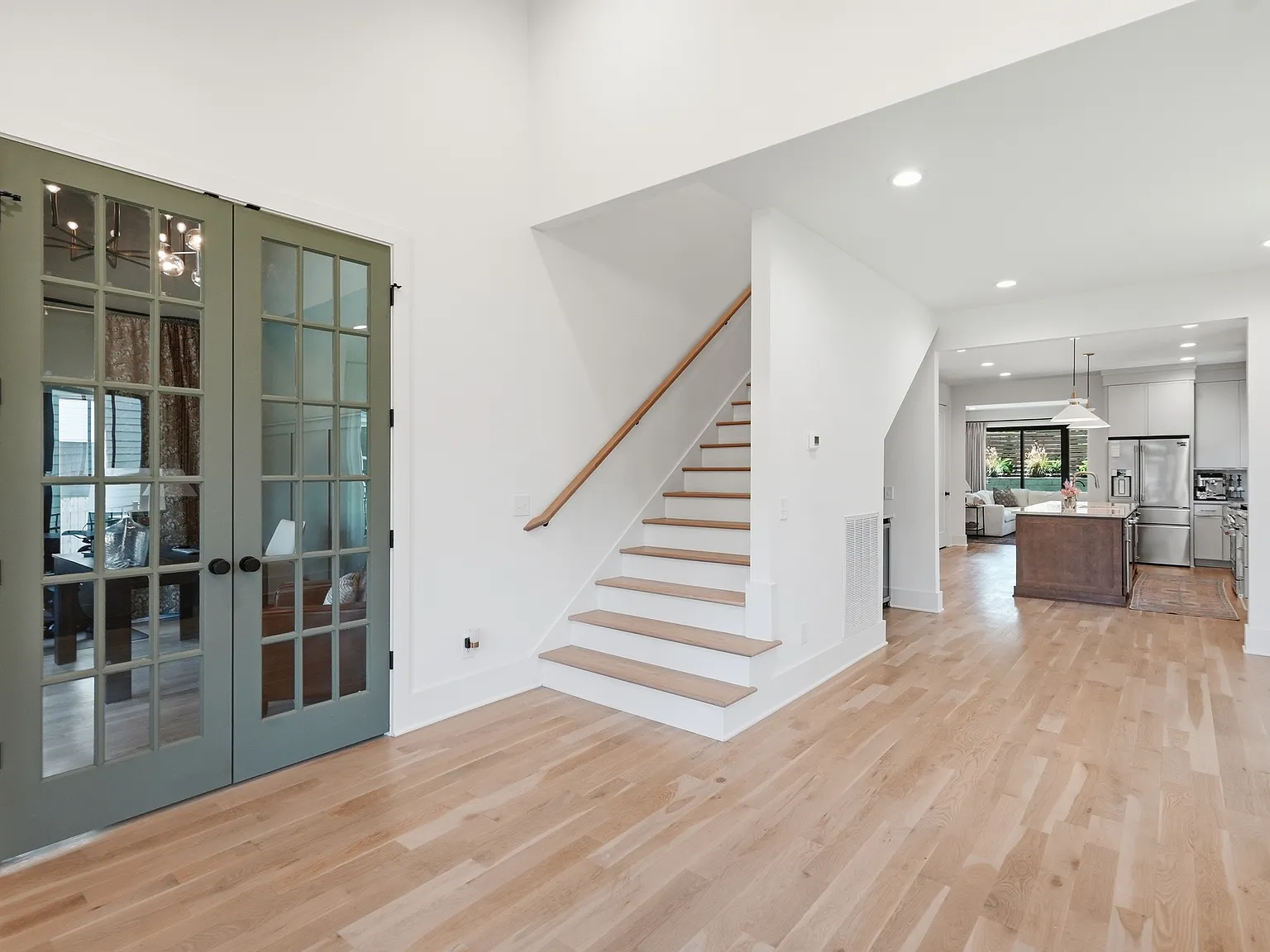 4 bed, 2723 sqft, $5,750 — Photo 4