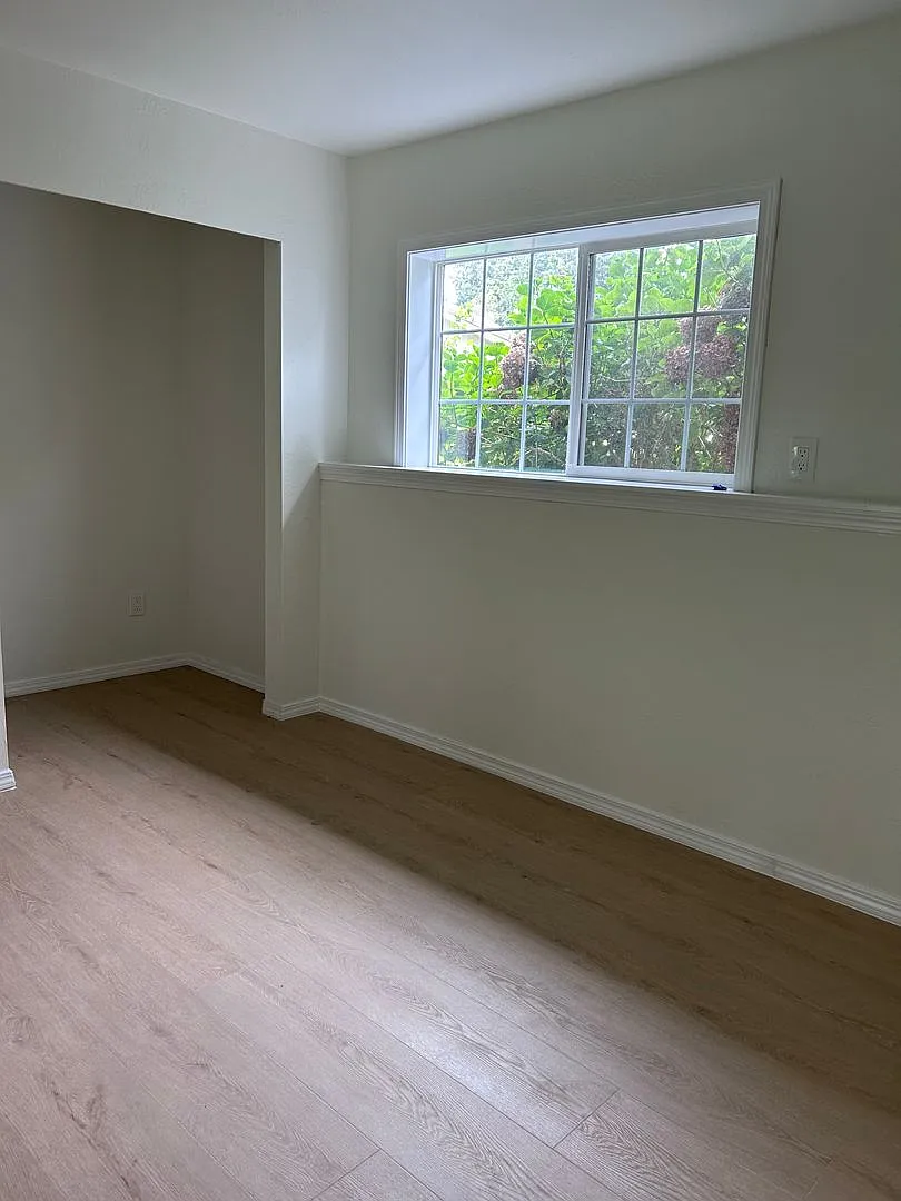 Beautifully Updated Fairwood Cul-de-Sac Home Fresh Paint Throughout! — Photo 3