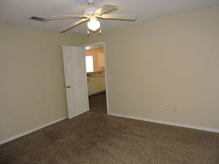 1005 Antigua Cir — Photo 6