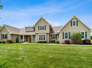 N2575 Fox View Dr, Hortonville, WI 54944