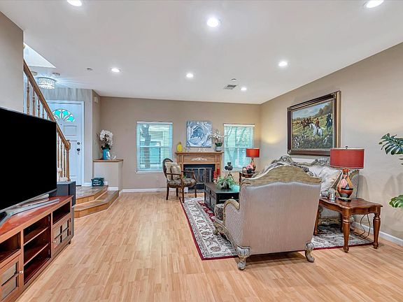 5th image of 978 La Mesa Ter Unit D