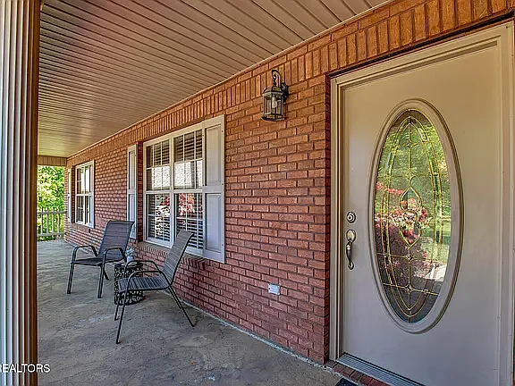 605 Marston Ln — Photo 2