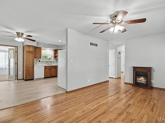 4th image of 308 Marilyn Dr